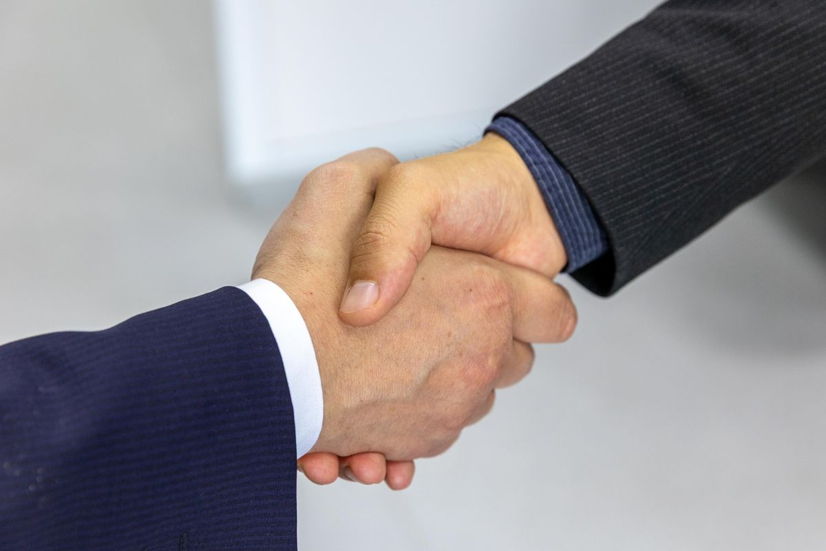 Plumber and homeowner shaking hands after a completed job in Tarpon Springs